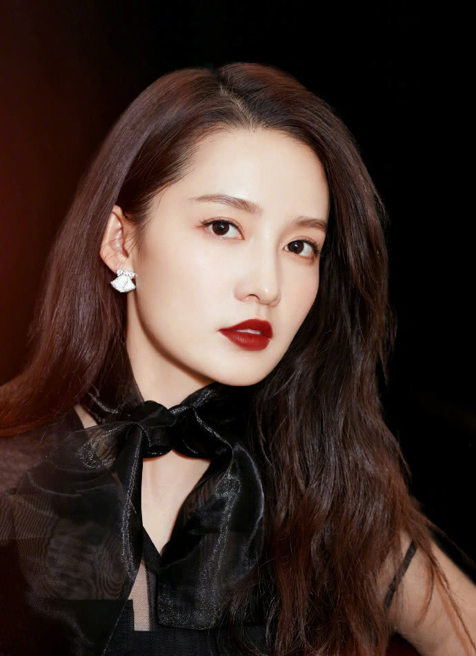 李沁真乃人间绝色,“少女脸”轻松切换“熟女脸”,一抹红唇就搞定