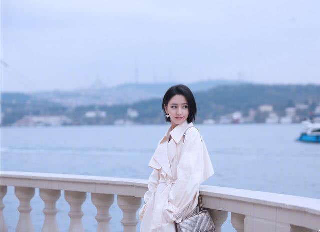 佟丽娅的气质太绝了！穿白色风衣配小白鞋朴素的搭配却意外显高级