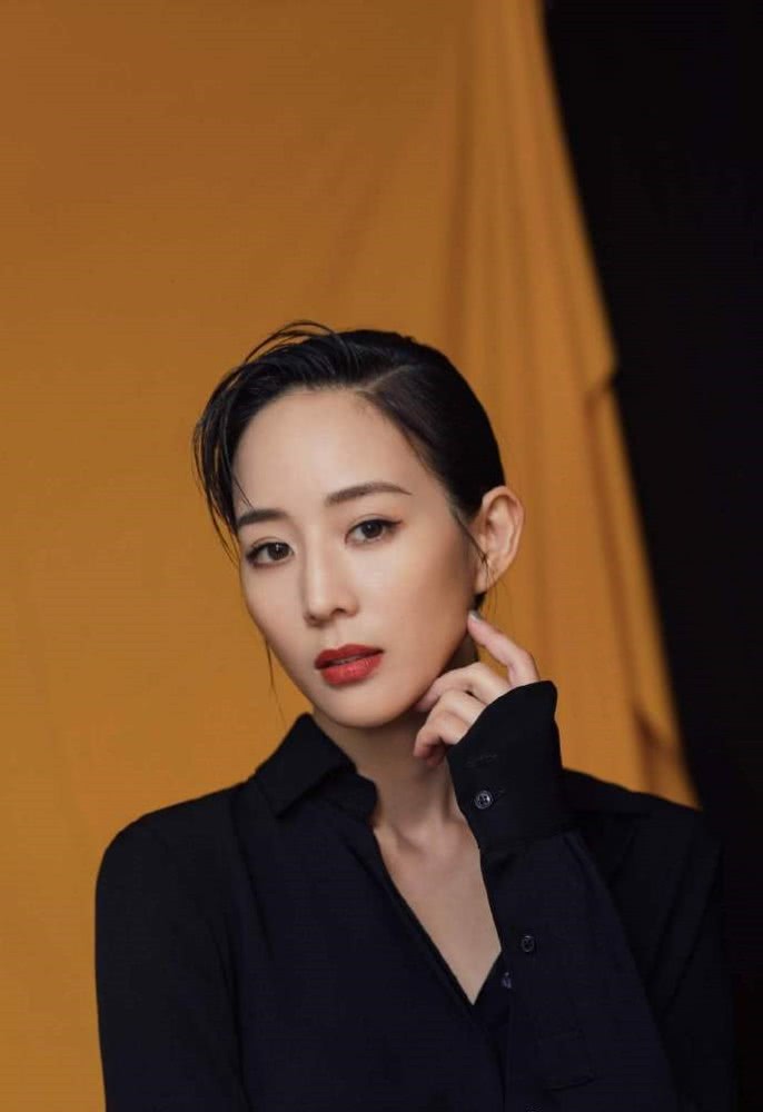 张钧甯黑系穿搭 极简魅力定义潇洒型格