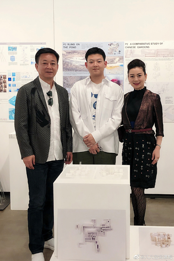 朱军妻子罕见晒全家福，17岁儿子高大帅气，朱军显老谭梅端庄大气