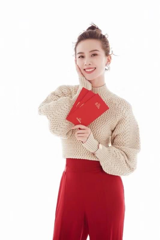 刘诗诗穿粉色连衣裙很淑女,剪短发造型尽显女神风范!