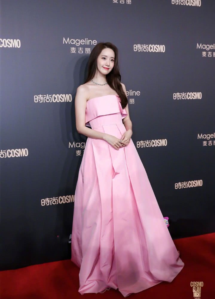 林允儿穿温柔黄裙装配低马尾，29岁清新又甜美