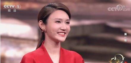 董卿王牌节目再被新人取代!31岁美女主持,一出场就获收视冠军