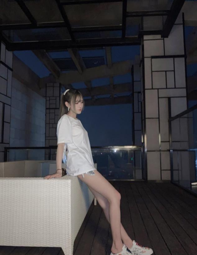 腐团儿再次分享旧照，面瘫脸已消失不见，大长腿实力抢镜