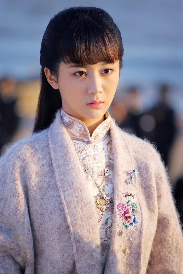 杨紫代言北京春晚,穿旗袍温婉又娇俏,却与吴谨言撞衫,谁赢了