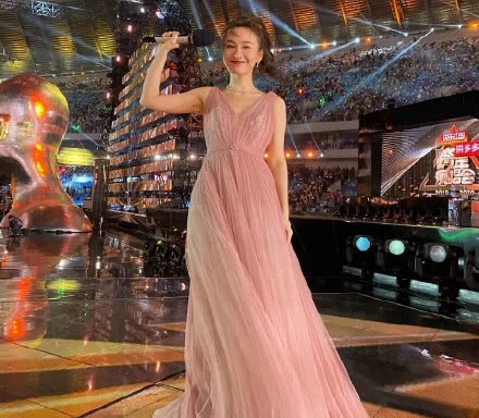 湖南卫视跨年演唱会:女主持妆容发型美到哭,谢娜成顶流爆热搜!