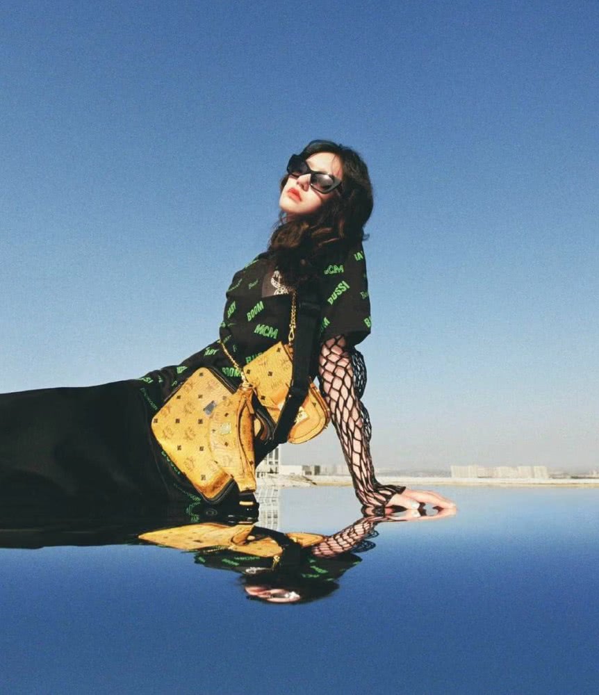 林允大红色休闲套装配老鼠平底鞋,可爱又精致