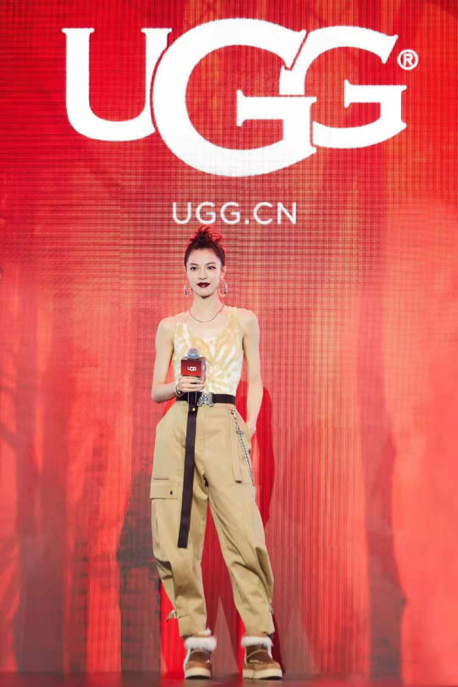 钟楚曦涂“中毒”口红配夸张耳环，肱二头肌好明显