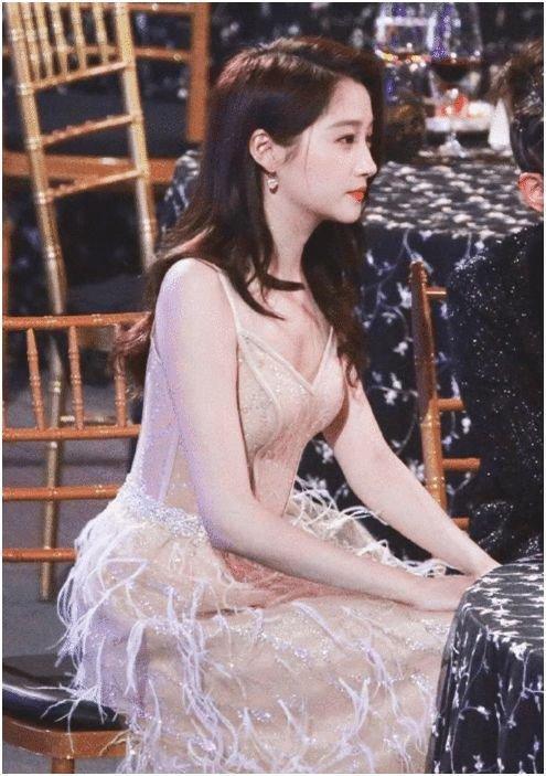 29岁吴谨言撞上22岁关晓彤,同穿“无痕裙”,却不是一个等级