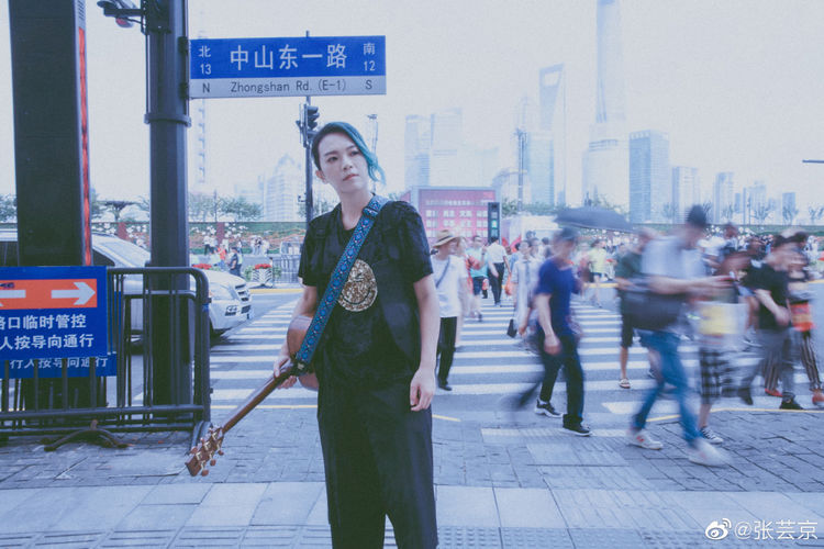 她靠《仙剑3》一曲成名，4年百万存款全花光，今沦为街头艺人