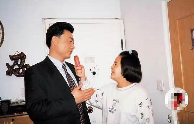 金龟子王宁30年珍珠婚罕见秀合影,幸福宣称创造了自己的般配