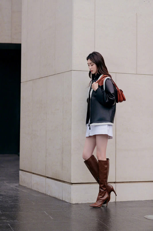 江疏影秀过年私服,穿皮衣搭A字裙,穿长靴超时尚