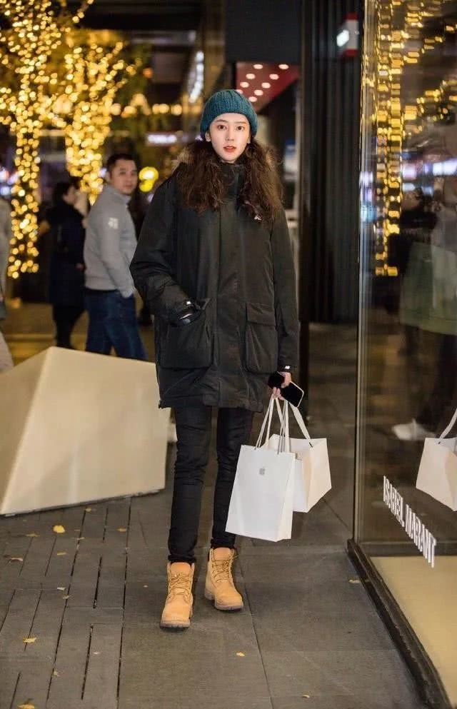 寒冬时节羽绒服还可以这样穿？社会大舞台让人涨姿势！