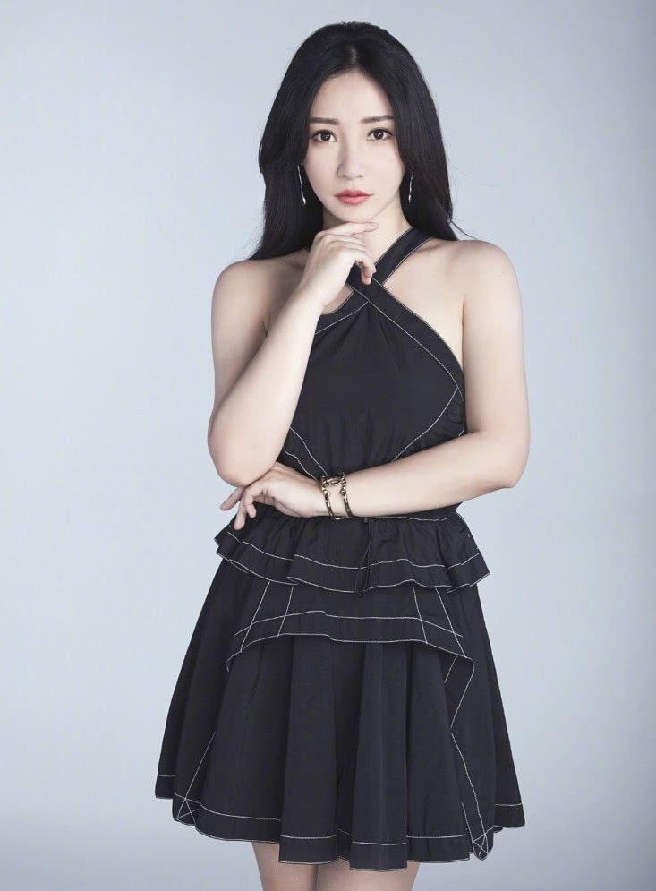 有种清纯叫柳岩穿“肚兜裙”，和以往判若两人，宅男却更爱了！