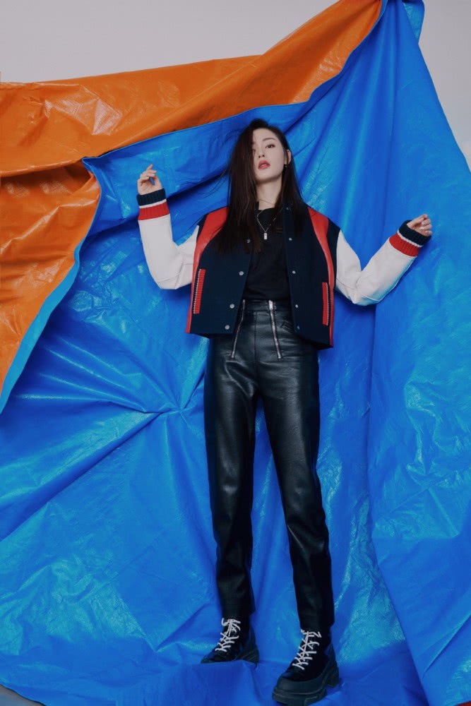 张天爱穿衬衫裙系蝴蝶结,少女感爆棚