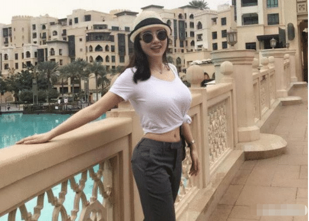 抖音“九头身女神”火了，当看到她的颜值后，网友：这谁不爱啊？