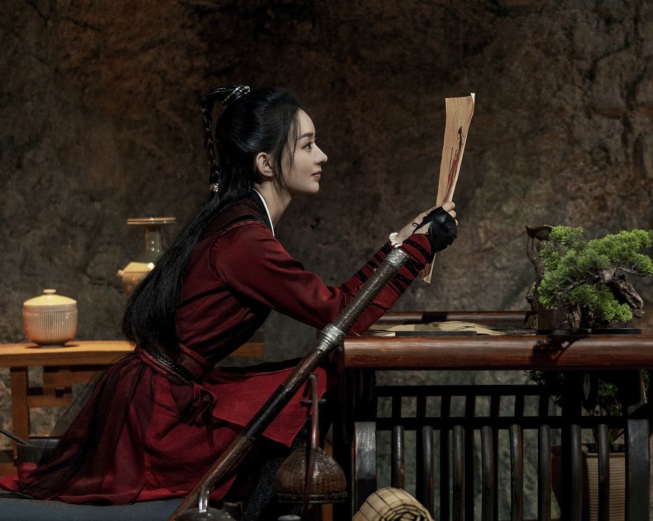 赵丽颖又秀恩爱!与老公冯绍峰甜蜜打闹,她表情娇羞小动作显亲密