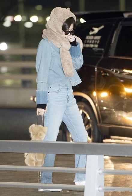 JENNIE演唱会造型全黑LOOK甜酷满分,超长双马尾太吸睛!