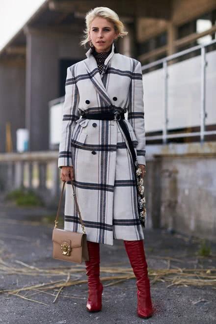 过年怎么穿有品位?今年流行大衣搭配靴子,显瘦显高还有气质