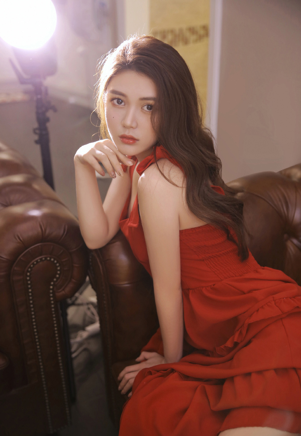 红色吊带裙妖娆美女迷人曲线性感私房写真