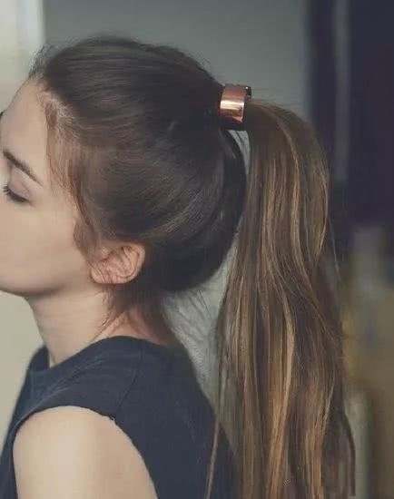 过年梳这四种发型有精气神还显年轻，看吴昕示范就知道了