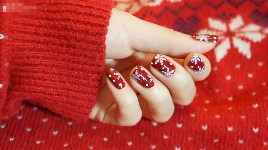 最适合今年冬季做的雪花美甲，你不想试试吗？