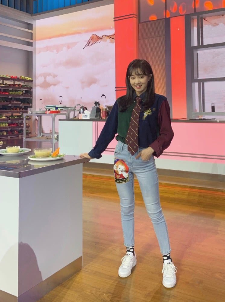 李子璇最新搭配穿V领吊带,配亚麻色短发超时髦