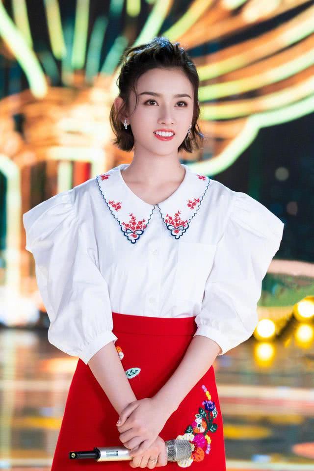 宋祖儿现身央视元旦晚会,一身复古红裙太养眼,公主范十足