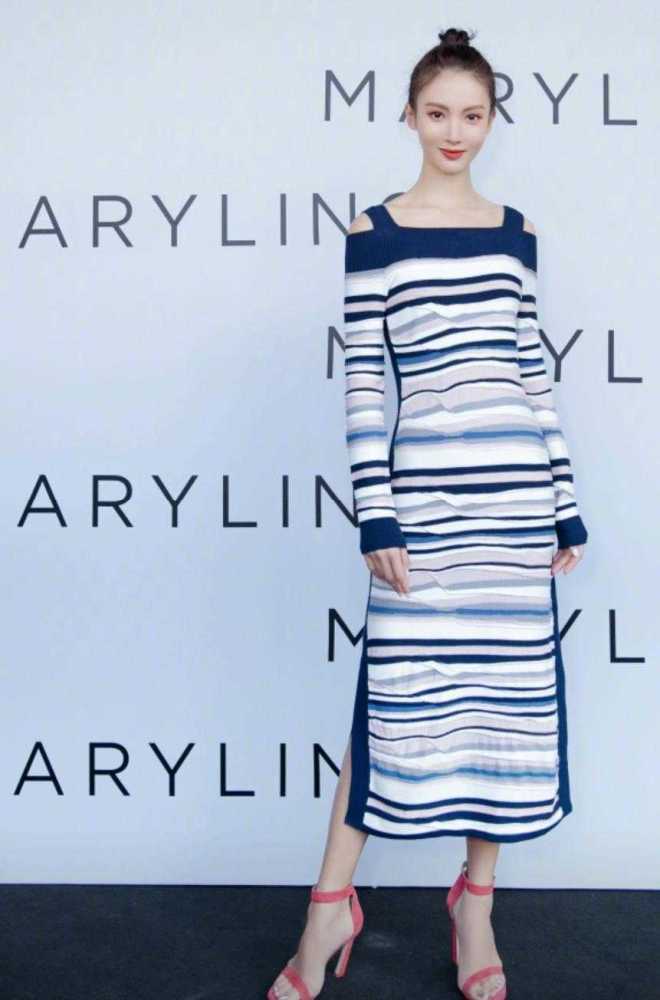 气质甜美的金晨也有硬朗的一面,穿军绿色连衣衣帅气利落,超A的