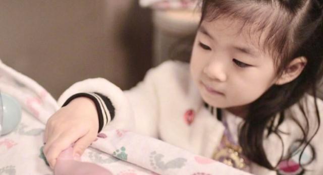 40岁章子怡更博晒图,官宣元旦平安生子喜讯,产房抱宝宝亮相