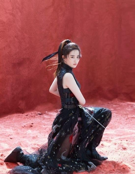 刘亦菲马背上翻跟头，英姿飒爽花木兰，谁说女子不如男？