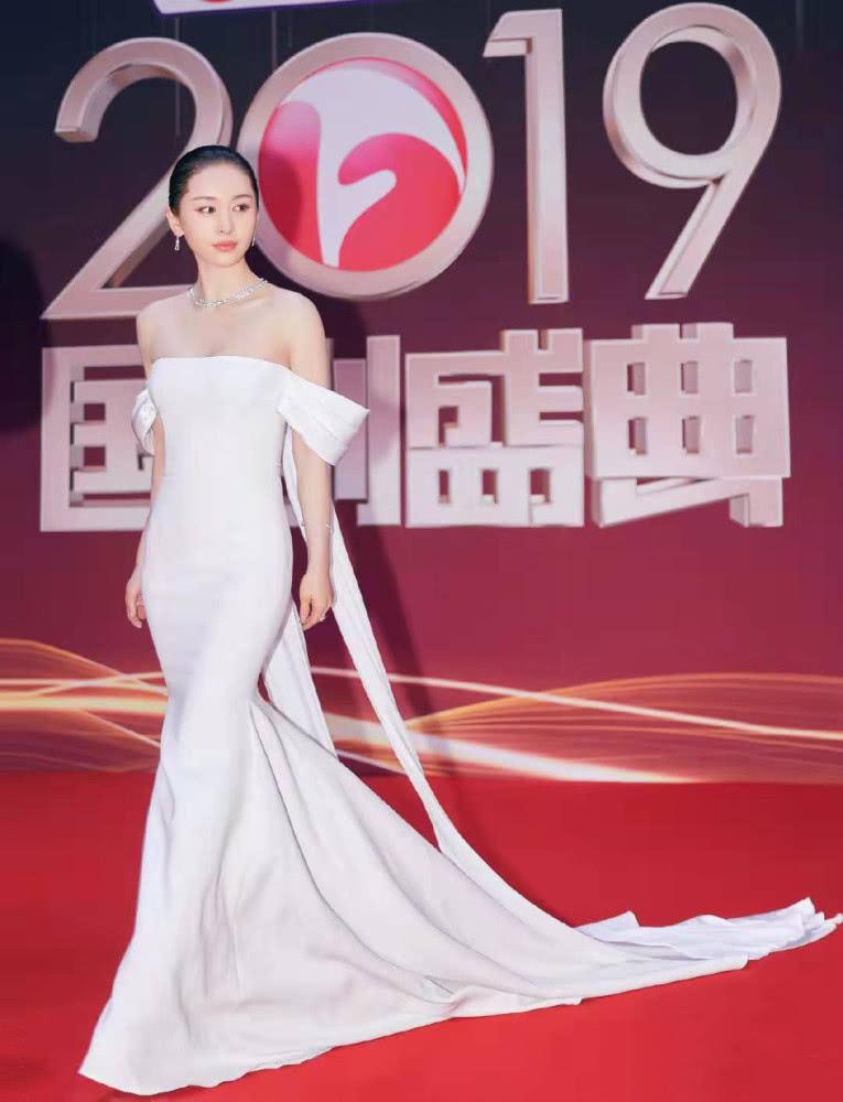 王子文鱼鳞套装裙太性感，换披肩长发配大红唇气场全开