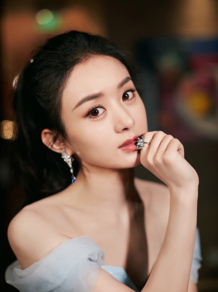 赵丽颖产后瘦到不足90斤！骨感身材穿纱裙仙美更甚，辣妈模样尽显