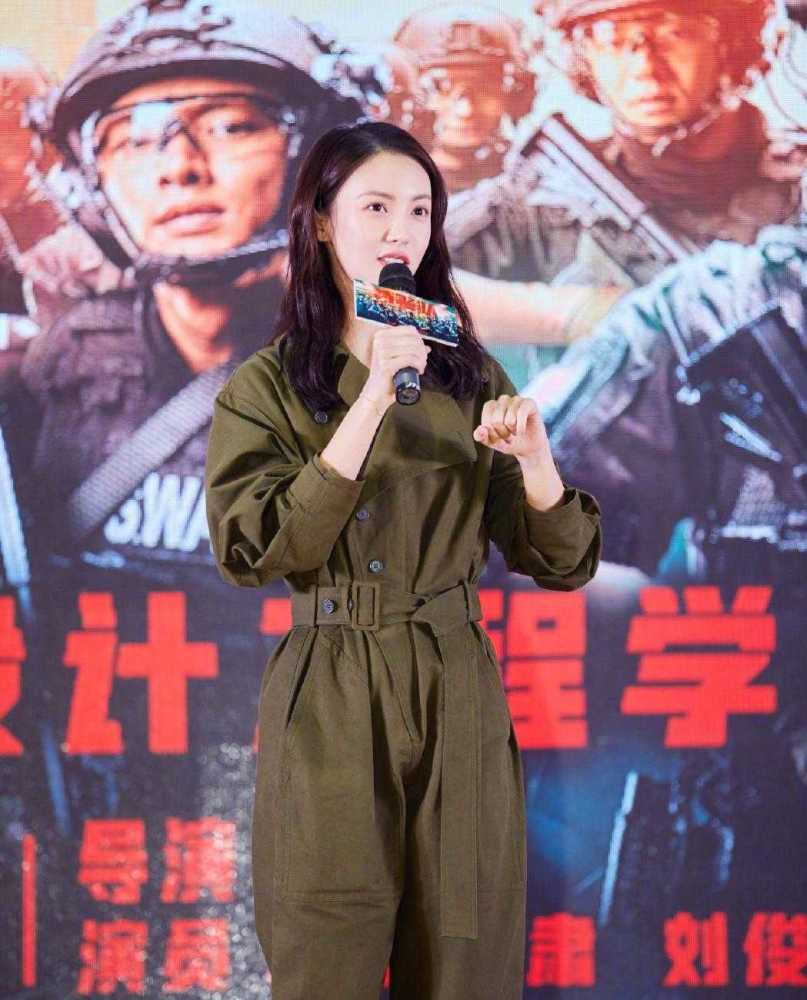 气质甜美的金晨也有硬朗的一面,穿军绿色连衣衣帅气利落,超A的