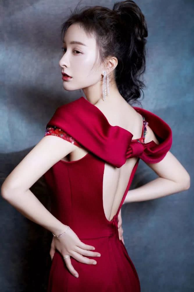 过年梳这四种发型有精气神还显年轻，看吴昕示范就知道了