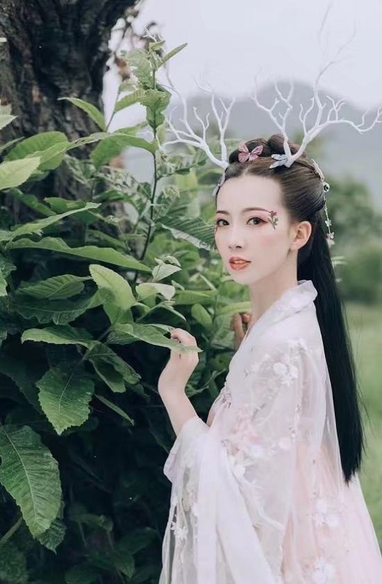 “不倒翁”女孩化身小鹿女,白裙加成美若天仙,这都不出道?