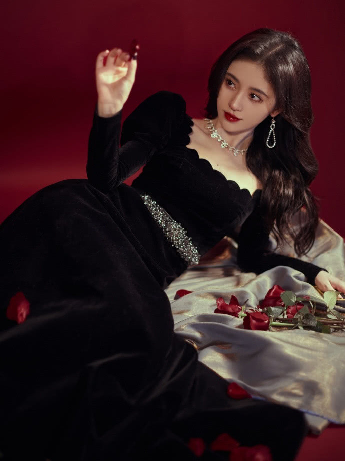 鞠婧祎全黑LOOK搭复古红唇,小个子也能HOLD住御姐风!