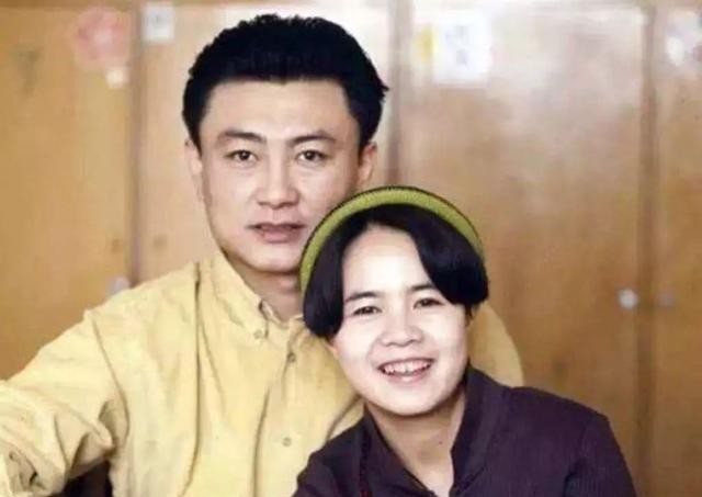 金龟子王宁30年珍珠婚罕见秀合影,幸福宣称创造了自己的般配