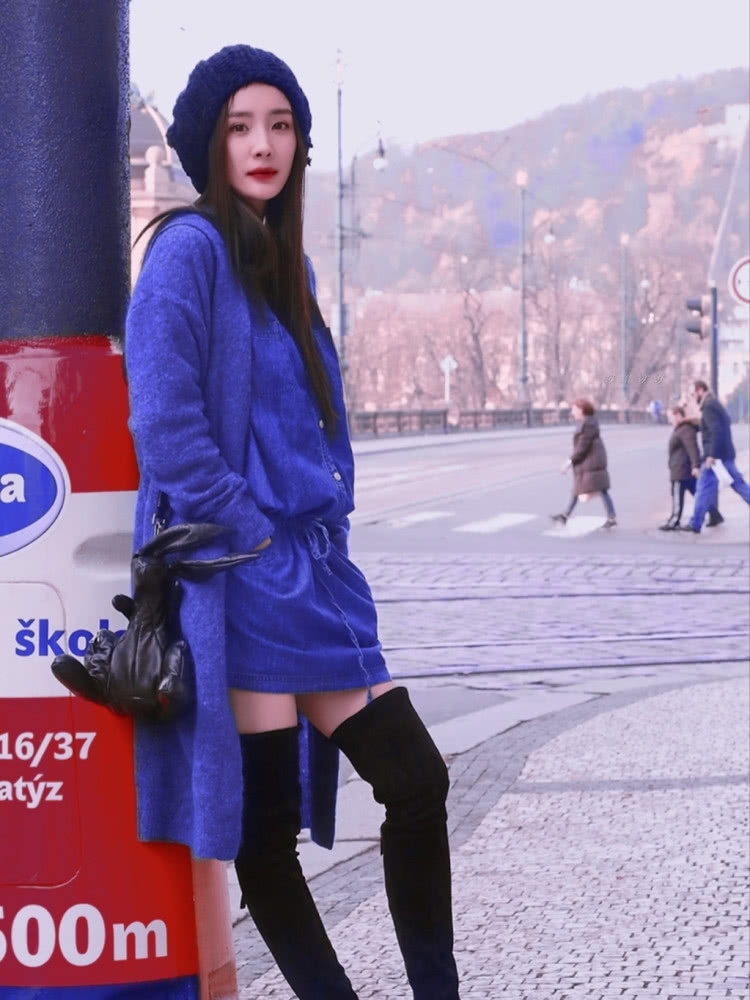 杨幂离婚后大胆挑战马卡龙色毛衣,意外很惊艳!