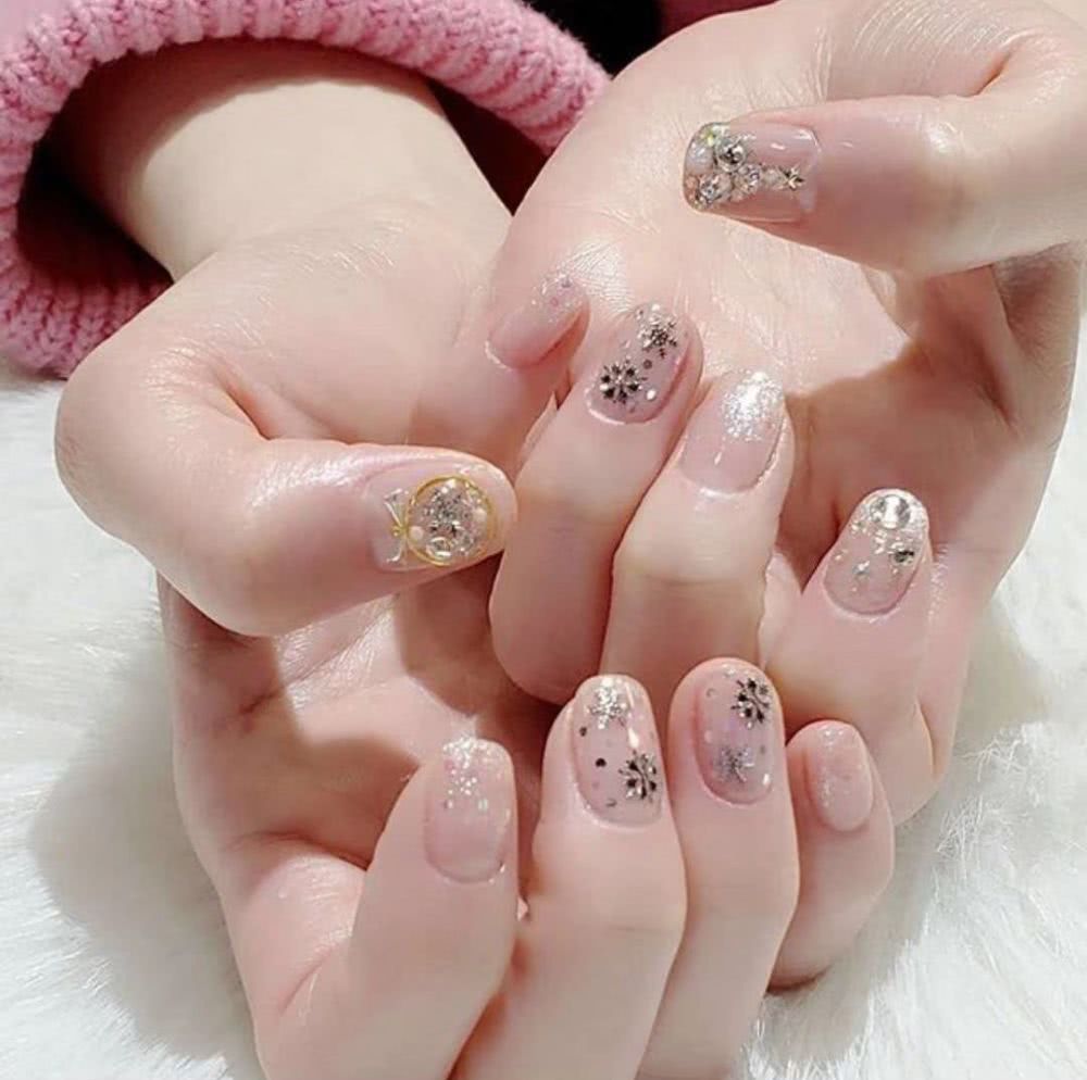 最适合今年冬季做的雪花美甲，你不想试试吗？