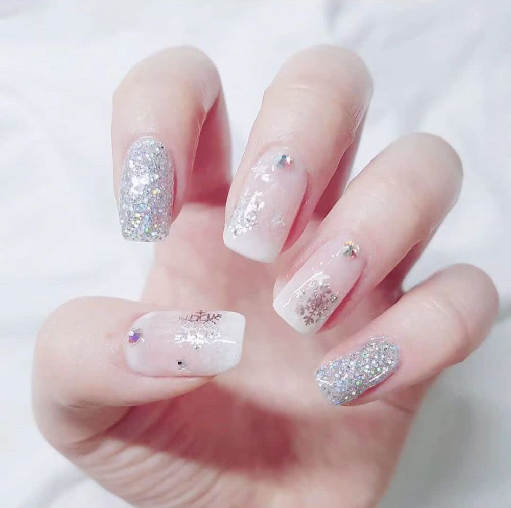 最适合今年冬季做的雪花美甲，你不想试试吗？