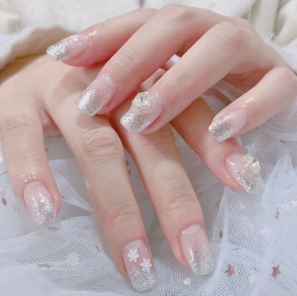 最适合今年冬季做的雪花美甲，你不想试试吗？