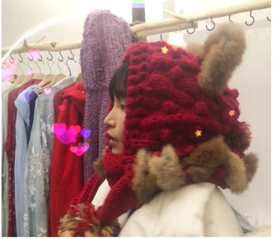 李子柒做美食,小助理意外出镜真容曝光,网友调侃:连助理都这么接地气