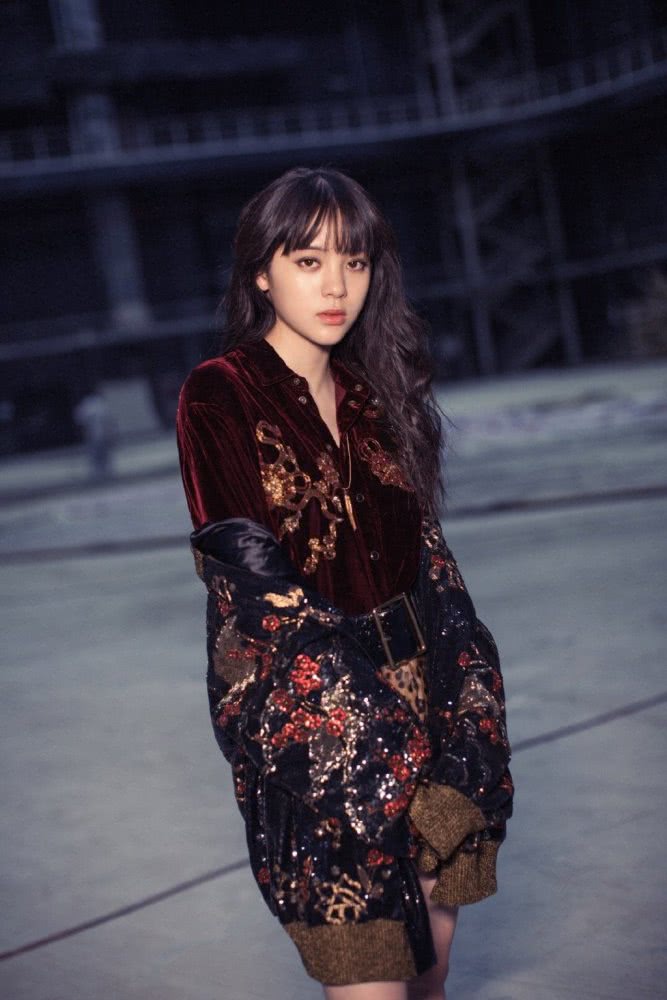 欧阳娜娜黑裙皮衣造型亮相活动，大红唇港风十足