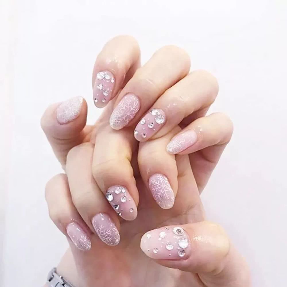 最适合今年冬季做的雪花美甲，你不想试试吗？