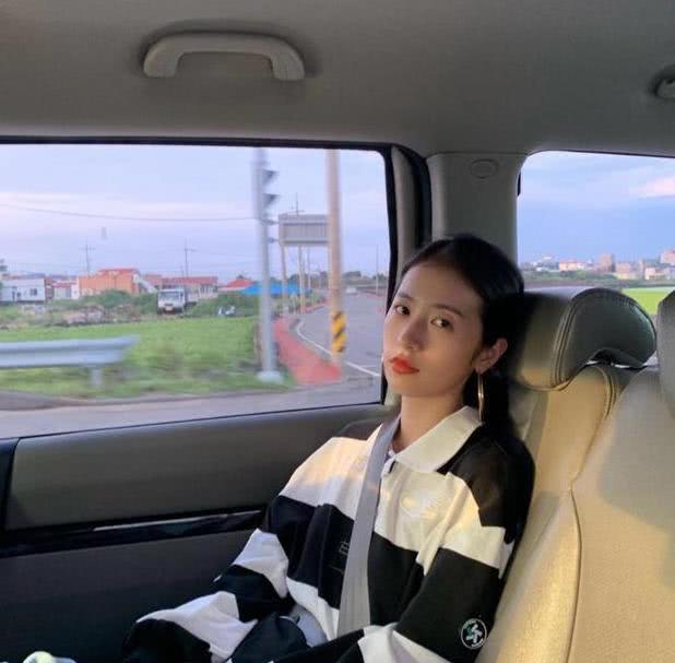 不输倪妮,有着“吃香脸”的周雨彤,终于把造型教科书更新了