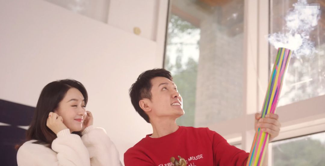 赵丽颖又秀恩爱!与老公冯绍峰甜蜜打闹,她表情娇羞小动作显亲密