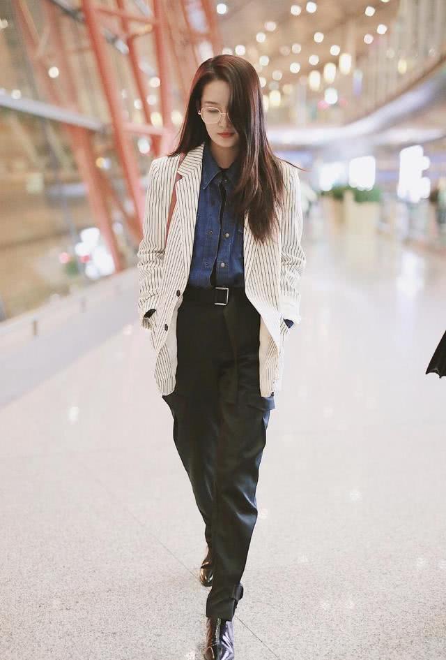 李沁春晚造型穿红色鱼尾裙搭配金腰带,喜庆又优雅