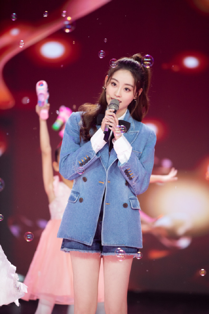 杨幂旗下小花身材都不赖,可论穿衣还是祝绪丹最像她