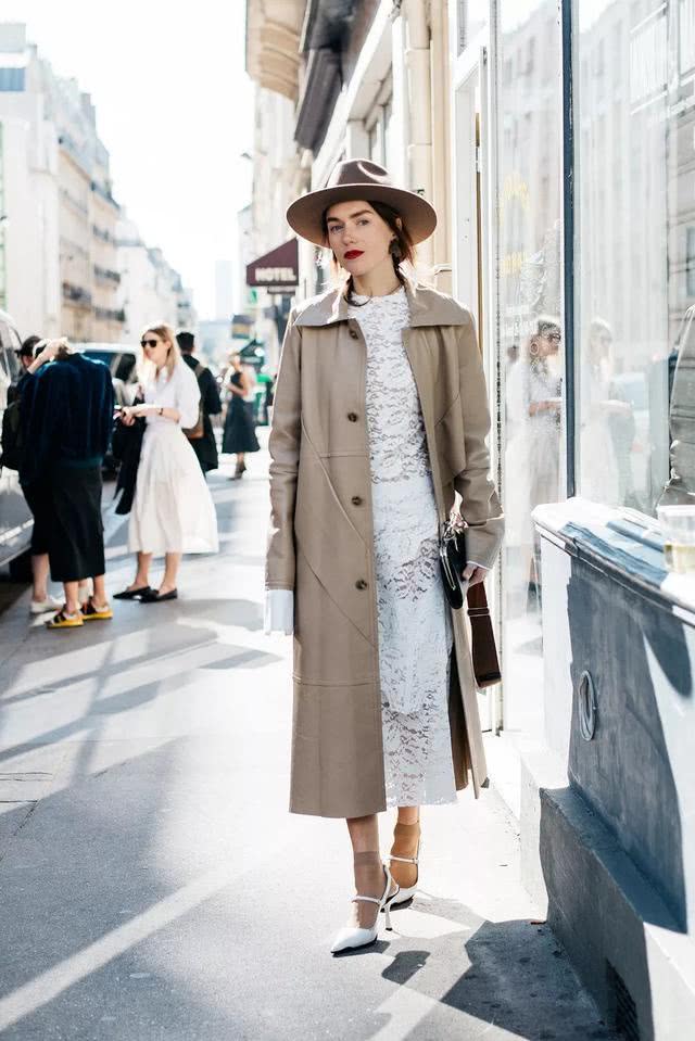 欧美街拍：连衣裙搭配外套显瘦还时髦，街头潮人都爱这样穿